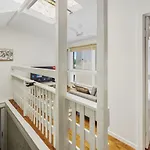 Coastal Wynnum Near Plaza And Connections *