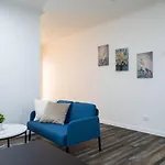 1br Unit Private Bathroom Kitchen And Living Area *