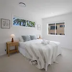 Holiday home Brand-new 4br Luxury Living Near Airport And Mall