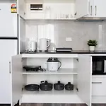 Walk To Mall And Train Private Kitchen And Ac Holiday home *