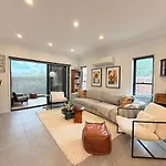 Spacious Retreat With Modern Comfort & Cozy Vibes * Brisbane
