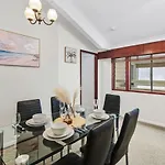 Coastal Wynnum Near Plaza And Connections Holiday home *