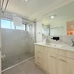 Spacious Retreat With Modern Comfort & Cozy Vibes