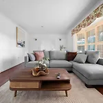 Modern 4b Family-friendly In Robertson Qld Holiday home Brisbane