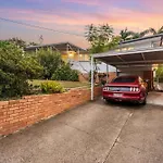 Stylish Mid Century Close To Cbd Holiday home *