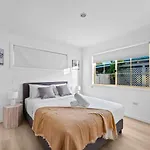 Modern 4b Family-friendly In Robertson Qld Holiday home *
