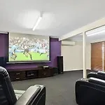 4 Bedroom With Private Cinema, Pool 2parking * Brisbane
