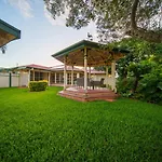 Modern 4b Family-friendly In Robertson Qld Holiday home