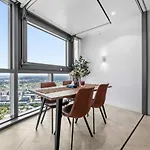 Luxury 54f Skyline Iconic Queens Wharf 1br Apartment