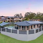 Full Ac 3br With Pool & 3 Parking Spot Brisbane