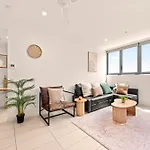 Apartment The Plaza |2 Bed • Bright & Comfy • Pool • Parking Brisbane