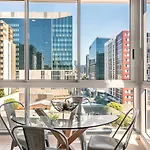 Alex Perry | 2br Escape + Pool, Gym & Free Parking * Brisbane