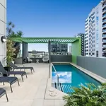 Apartment The Plaza |2 Bed • Bright & Comfy • Pool • Parking