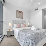 Luxury 54F Skyline Apt Iconic Queens Wharf 1Br