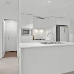 Stylish 1 Bed Apartment In Heart Of Brisbane