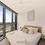 Queen's Wharf | River Views, Pool & Free Parking