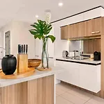 Apartment Alex Perry | 2br Escape + Pool, Gym & Free Parking *