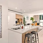 Alex Perry | 2br Escape + Pool, Gym & Free Parking