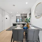 Iconic Queens Wharf 2br Prime Cbd Location Apartment *