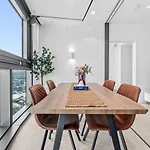 Luxury 54F Skyline Apt Iconic Queens Wharf 1Br