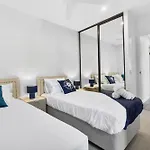 Rooftop Pool 2br In The Heart Of The Valley Brisbane