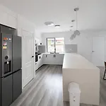 Full Ac 3br With Pool & 3 Parking Spot * Brisbane