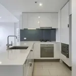 Modern High-ceiling In Vibrant Fortitude Valley Apartment