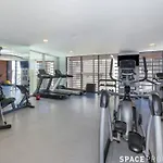 Modern High-Ceiling Apartment In Vibrant Fortitude Valley