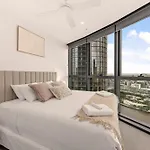 Queen's Wharf | River Views, Pool & Free Parking Apartment