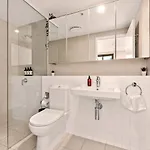 Alex Perry | 2br Escape + Pool, Gym & Free Parking Apartment *