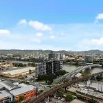 South Bank 1br With Stunning Views And Location Apartment *