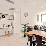 The Plaza |2 Bed • Bright & Comfy • Pool • Parking