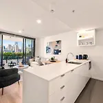 Ivy & Eve - 2br - Pool - Balcony - Parking *