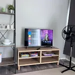 U3-Funky Unit With Privateentry Quietcentre Newac New Smart Tv