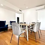 5 Bedrooms, 10 Guests - Family & Group Getaway Apartment Brisbane