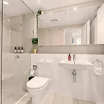 Alex Perry | 2br Escape + Pool, Gym & Free Parking * Brisbane
