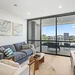 Modern 2br On Coronation Drive, Toowong Apartment
