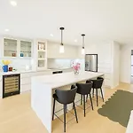 Bridgeview Luxury Apartment