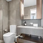Apartment Level 43 Sweeping Skyline Luxury Designer 1br Brisbane