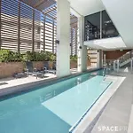 Modern High-Ceiling Apartment In Vibrant Fortitude Valley