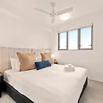 Apartment The Plaza |2 Bed • Bright & Comfy • Pool • Parking *