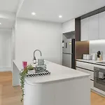 Modern 2br On Coronation Drive, Toowong Apartment