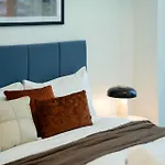 Modern 1 Bedroom Prime Cbd Location Apartment