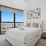 Apartment Level 43 Sweeping Skyline Luxury Designer 1br *