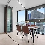 Luxury 54f Skyline Iconic Queens Wharf 1br Apartment