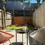 Apartment 2b2b Unit Near Cbd W Courtyard In Norman Park *