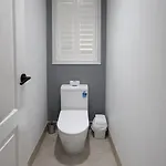 Full Ac 3br With Pool & 3 Parking Spot Apartment *