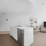 Stylish 1 Bed In Heart Of Apartment Brisbane