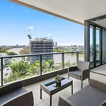 Modern 2br On Coronation Drive, Toowong Apartment