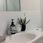 Apartment 2b2b Unit Near Cbd W Courtyard In Norman Park *